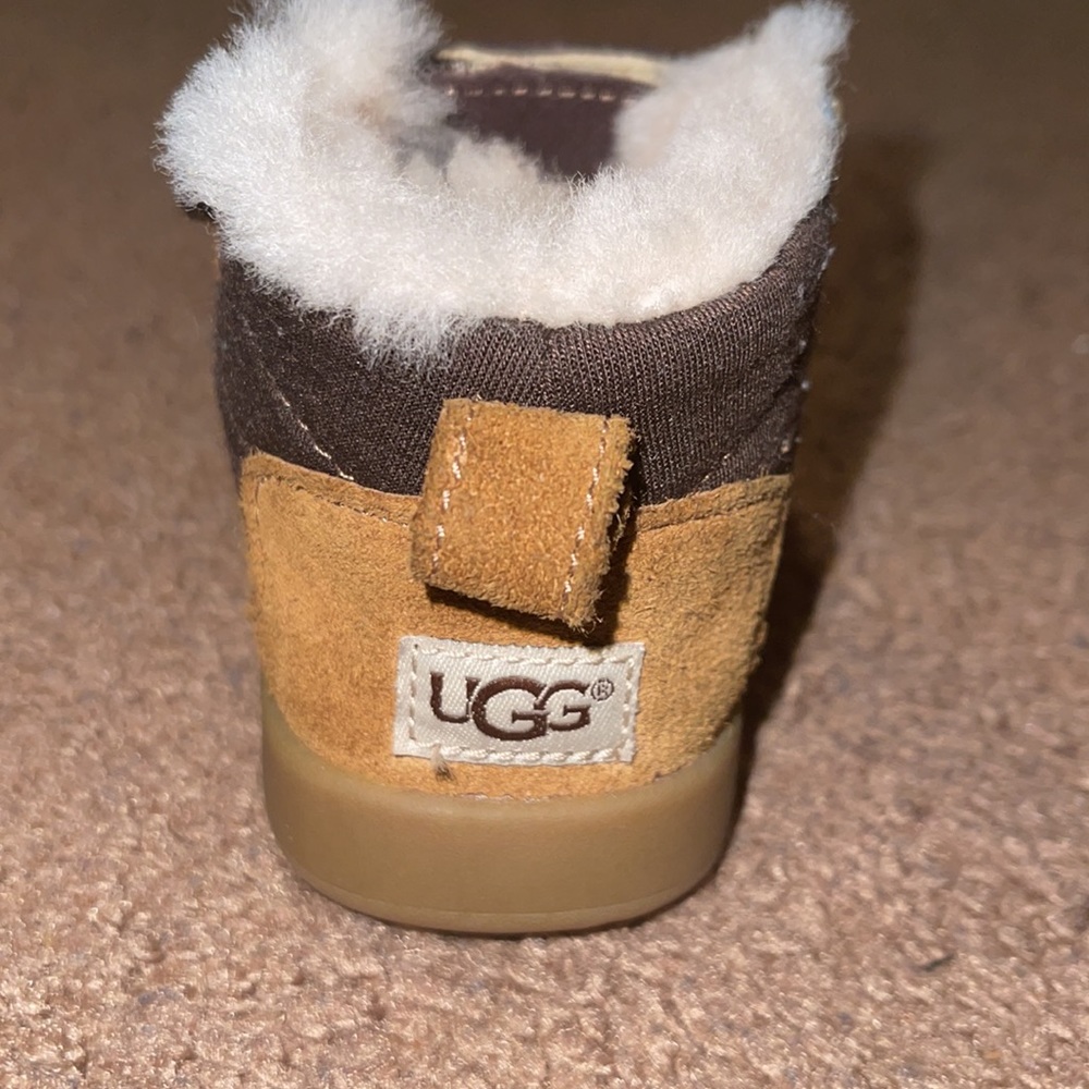 Kids Ugg’s boots - Picture 7 of 8